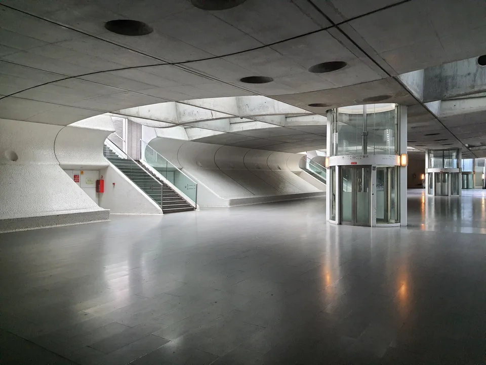 Lisbon metro red line platform at Aeroporto station